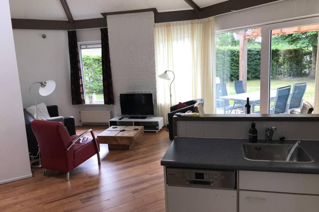 Rustig Gelegen Bungalow In Mooi Havelte Bagian luar foto